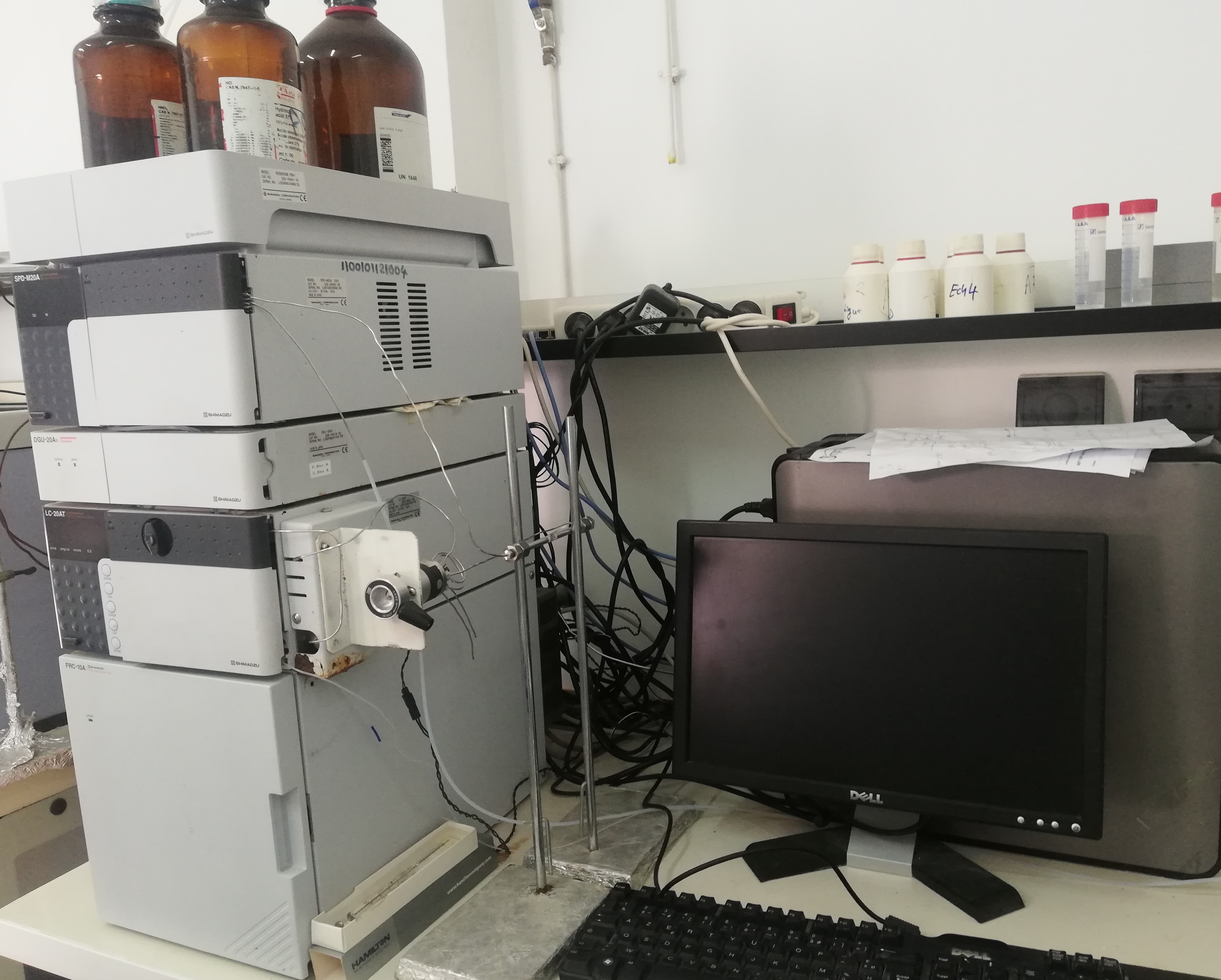 Chromatographe liquide à  haute performance avec détecteur à barettes de diodes : Shimatzu (Prominence) 